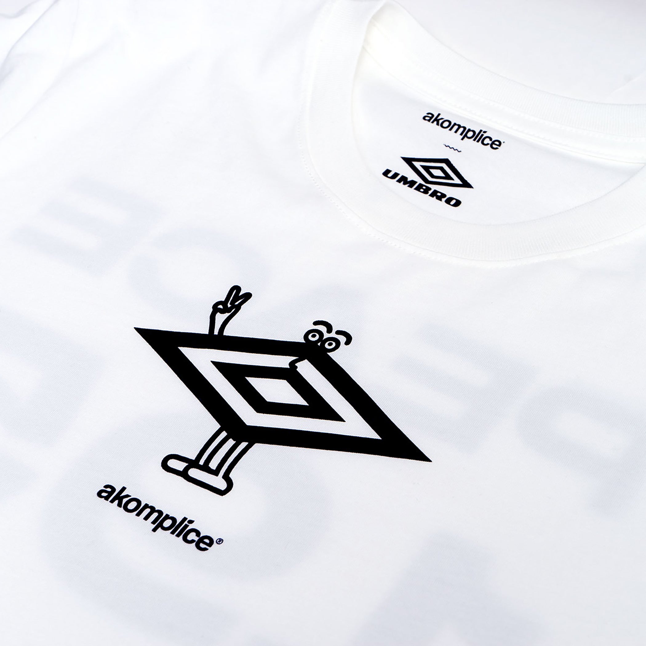 UMBRO x AKOMPLICE PEACEMAN SS TEE